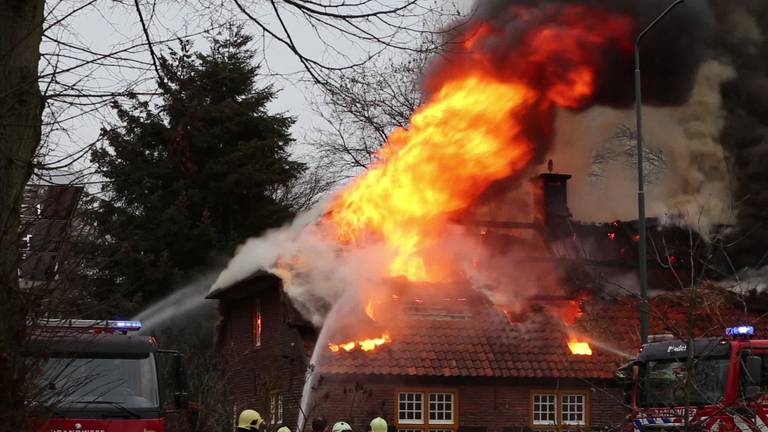 Een grote brand vanmiddag in Bladel. Een woonboerderij aan de Groot Terkooijen werd helemaal verwoest