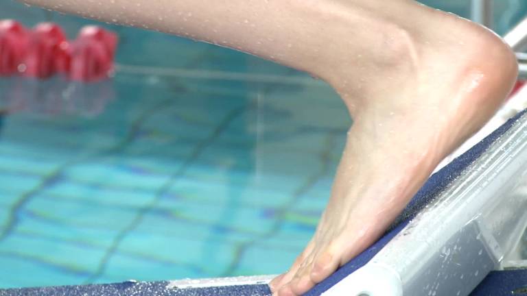 Zwemwedstrijd van Innosport wetenschappers lijkt meer op een kluun dan zwemwedstriid