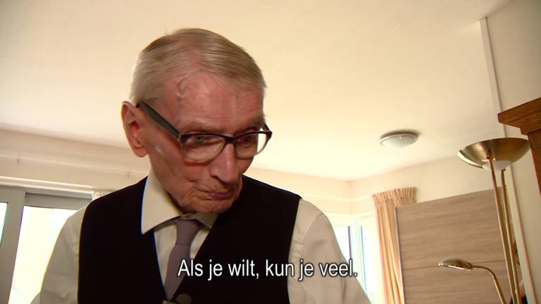 99-jarige loopt modeshow in zijn trouwpak in Udenhout