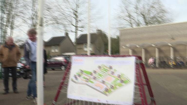 Kwieke ouderen sporten op straat in Waalre