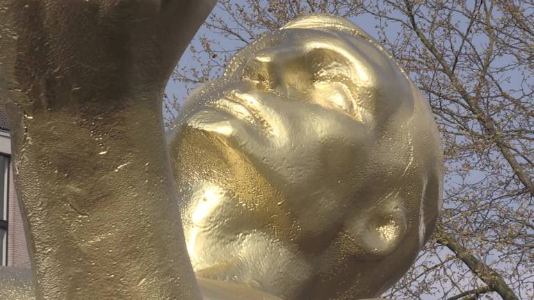 Vor de museumweek zet de Museumvereniging een groot gouden beeld in Helmond