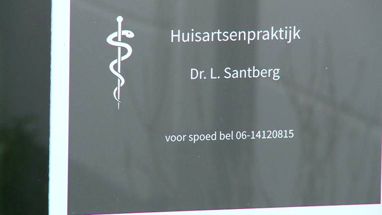 Dokter Tinus trekt de deur van zijn huisartsenpraktijk in Woudrichem achter zich dicht