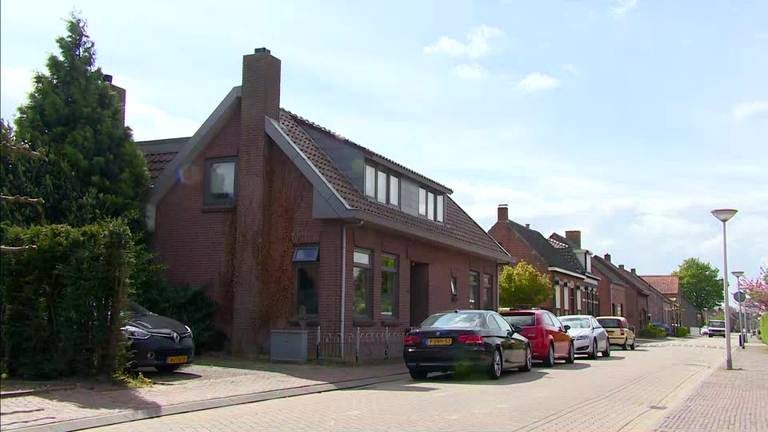 Oud-gevangenisdirecteur uit Nieuw-Vossemeer heeft hennepkwekerij in huis