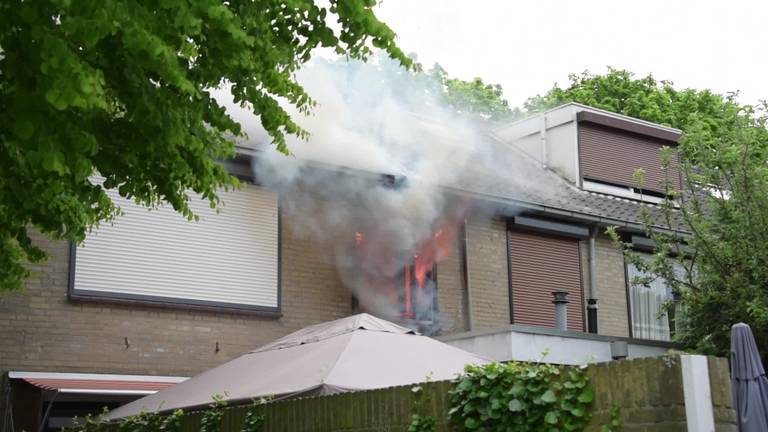 Oplader mobiele telefoon waarschijnlijk oorzaak van woningbrand Tilburg