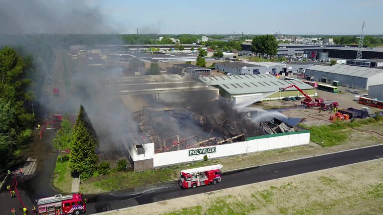 Vanuit de lucht is de ravage na de brand goed te zien.