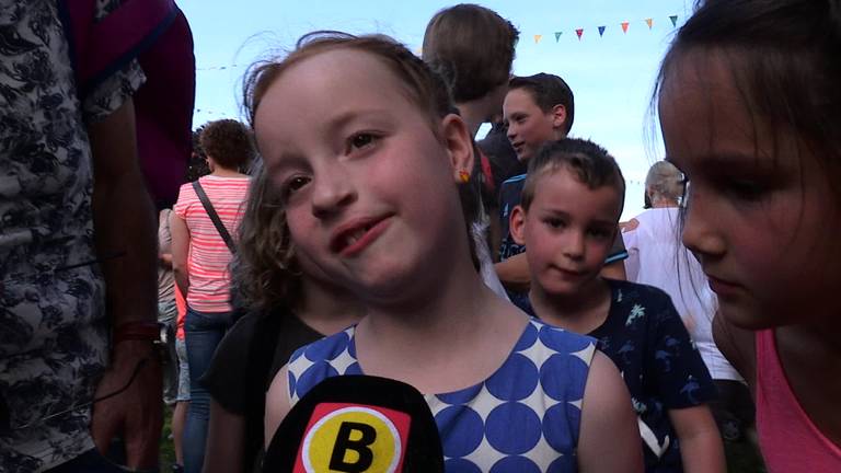 Lola loopt op blote voeten de avondvierdaagse