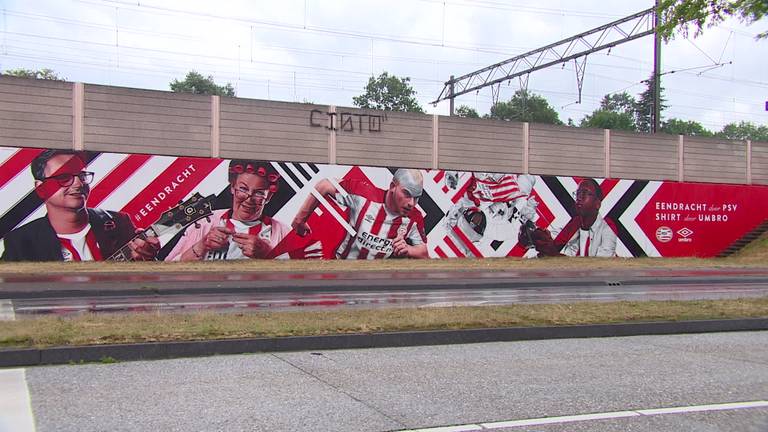 Hij is af! De enorme graffiti-muurschildering aan de PSV-laan bij het Philips Stadion in Eindhoven