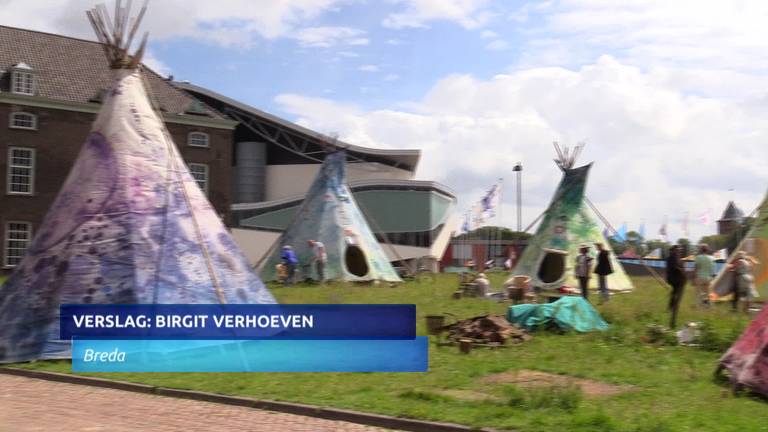 Werken aan je chackra's en knuffelen voor de vrede, en dat allemaal in een tipi