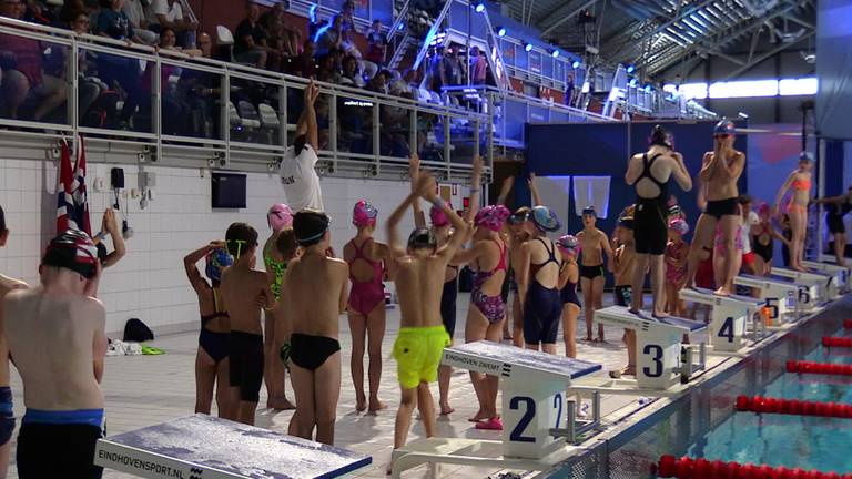 Wereldkampioenen in de dop krijgen zwemles tijdens Swim Cup Eindhoven