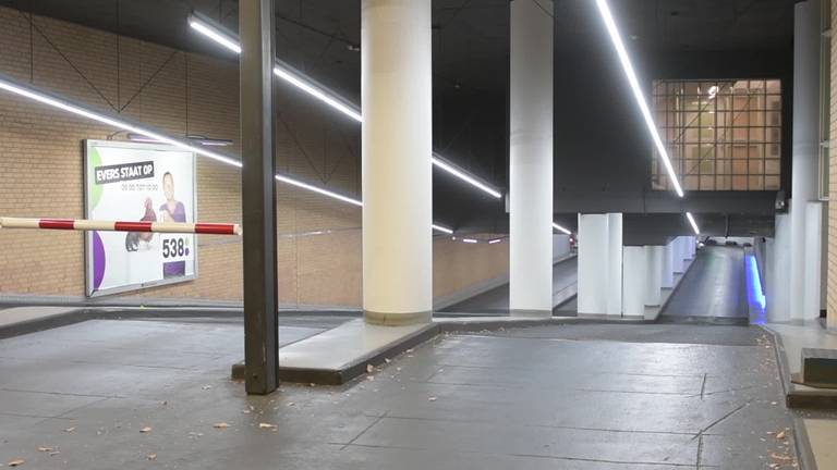 Twee mannen zijn zaterdagnacht gewond geraakt bij een steekpartij voor parkeergarage Q-Park aan de Ten Hagestraat in Eindhoven