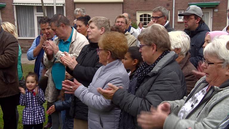 Bankje voor de vermoorde Mien Graveland uit Helmond onthuld