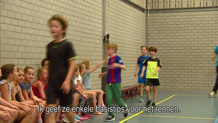 Mostafa Nechchadi geeft kinderen les in hardlopen: 'Zit in ieder geval in hun menu'