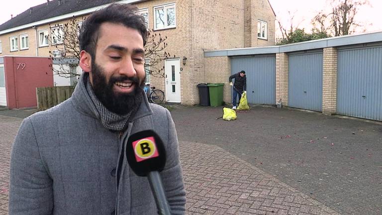 Leden Ahmadiyya Moslim Gemeenschap ruimen vuurwerkrommel in Drunen op