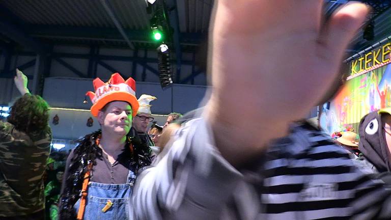 Carnaval op een vliegbasis: duizend mensen met beperking gaan los