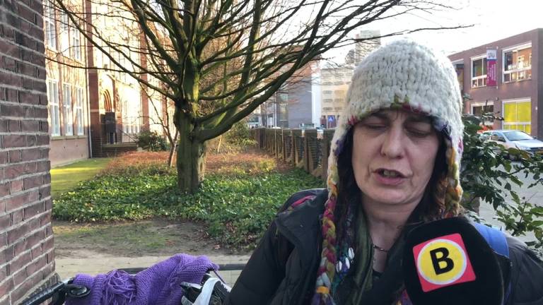 Dakloze Lily moet met hondje op straat slapen in vrieskou.