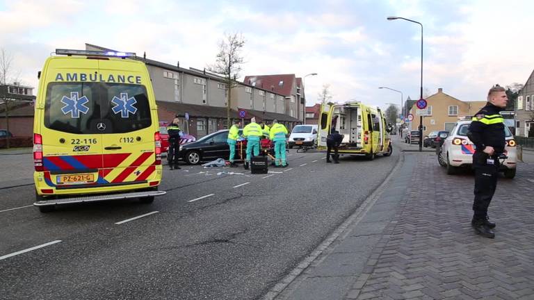 Fietser (14) in Reusel aangereden door bestelbus met aanhanger