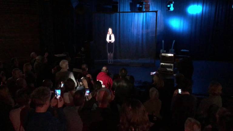 SP-lijsttrekker Bas Maes blij met hologram Lilian Marijnissen in Breda