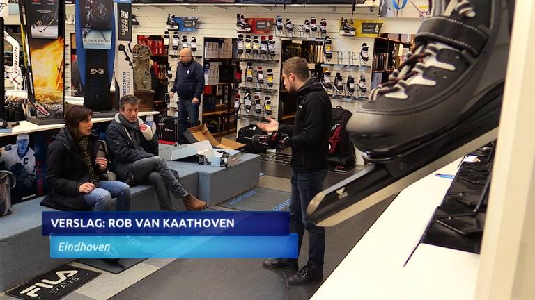 Drukte bij de slijpers, schaatsen moeten scherp zijn voor de eerste schaatsbaantjes dichtvriezen