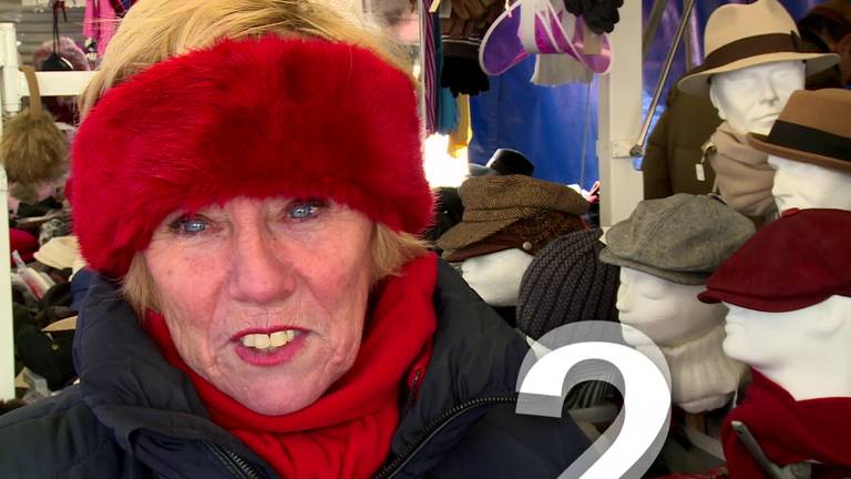 Twee onderbroeken en acht lagen kleding aan om warm te blijven op de markt