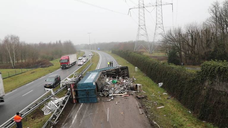 Een gekantelde vrachtwagen zorgde vanochtend voor een grote ravage in Tilburg