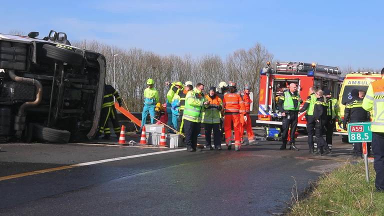 Vrachtwagen gekanteld op A59: chauffeur gewond naar het ziekenhuis