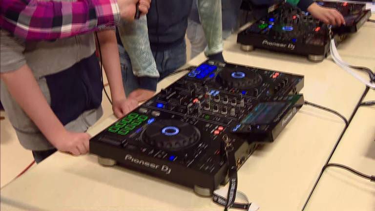 Op de Sint Josephschool in Breda krijgen de kinderen dj-les