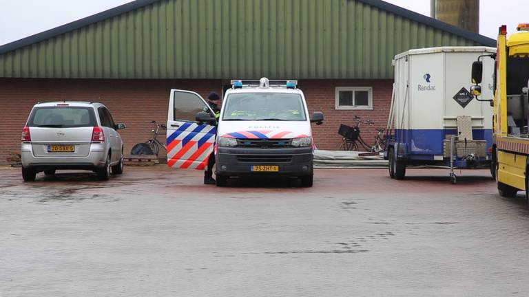 Alweer inval bij mestvervoerbedrijf in Wintelre, volgens politie gaat het om mestfraude (Beeld: SQ Vision)