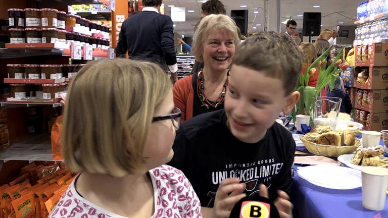 100 mensen aan het paasontbijt in de supermarkt: 'Anders had ik alleen thuis gezeten'