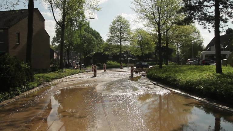 Gesprongen waterleiding legt verkeersader in Helmondse wijk Rijpelberg plat