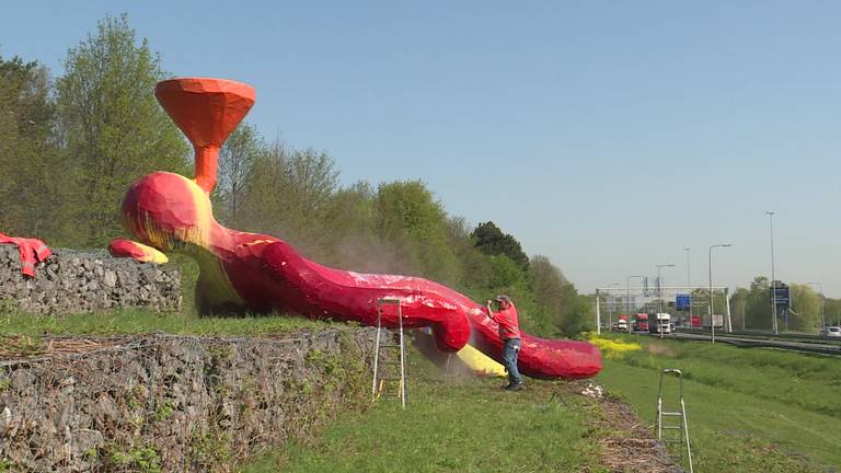 Kunstwerk De Trechterman krijgt zijn vertrouwde rode kleur weer terug