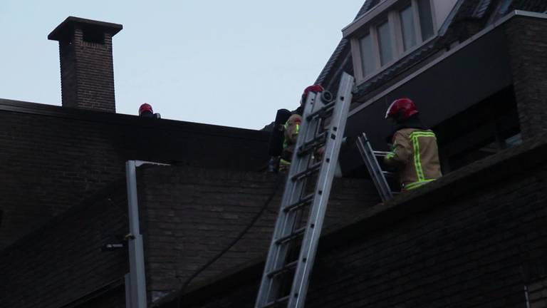 Brandje op Helmonds dakterras zorgt voor rookoverlast op vroege maandagmorgen