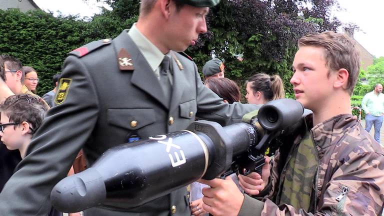 Toys for boys: Landmacht geeft voorlichting op Hanze College in Oosterhout