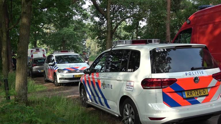 Bij visvijver de Vlasroot in Veldhoven zijn vanochtend zo'n dertig vaten met drugsafval gevonden