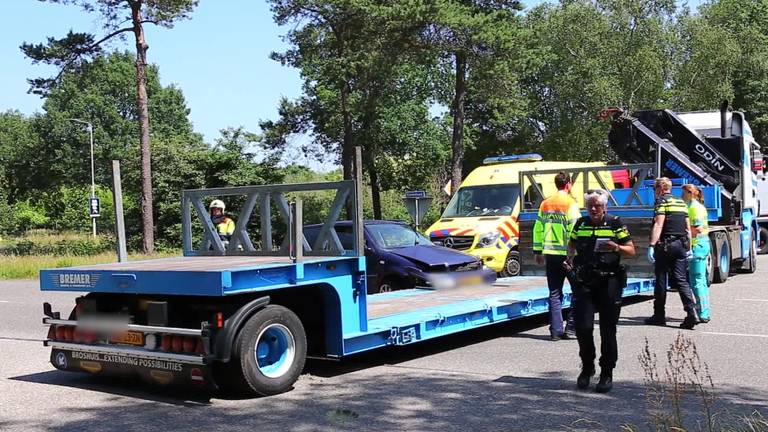 Auto botst op dieplader in Oss, bestuurder gewond