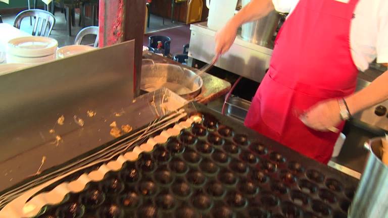 De poffertjeskraam op de Tilburgse kermis heeft een geheim kamertje een chambre séparée