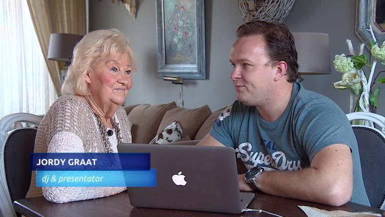 Oma Riet (84) bobbelt met haar billen in de nieuwe clip van Snollebollekes