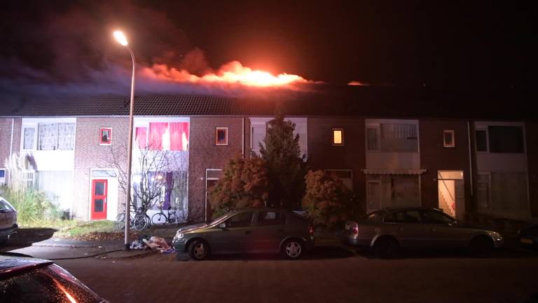 Uitslaande brand in huis Tilburg, bewoners vluchten op tijd naar buiten
