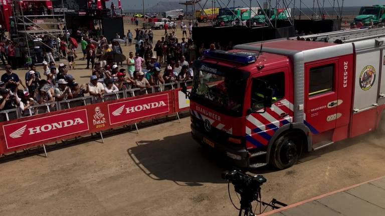Dakar-team geeft Brabantse blusauto cadeau aan Peruaanse collega's.