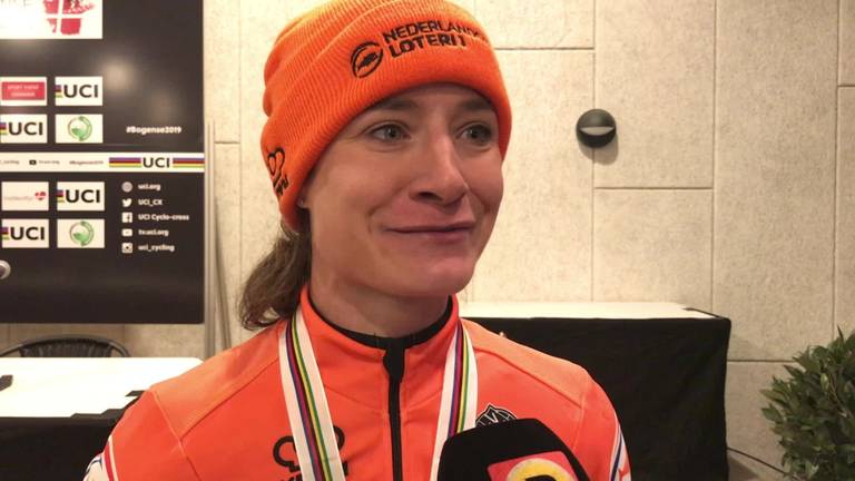 'Dit voelt als een troostprijs', teleurstelling bij Marianne Vos na brons op WK veldrijden