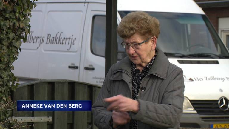 Anneke uit Deurne (85) is dolblij dat haar reizende tuinkabouter weer thuis is.