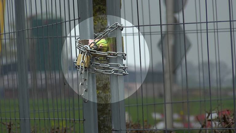 Hekken, sloten en kettingen rond oud papiercontainers gemeente Altena