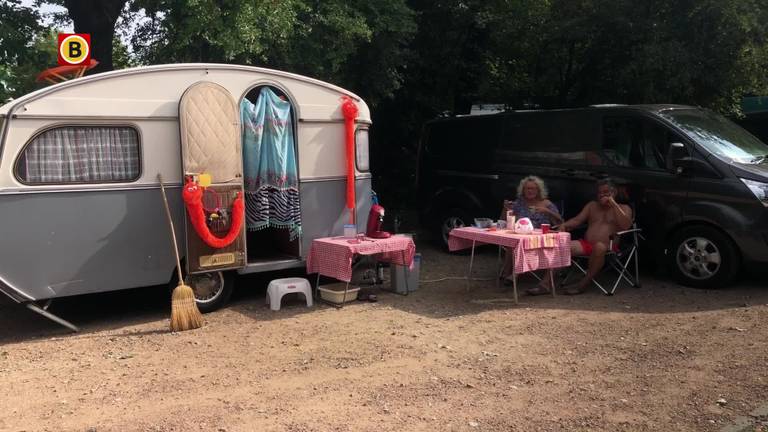 Met het 'caravaneke' de Oranjevrouwen volgen