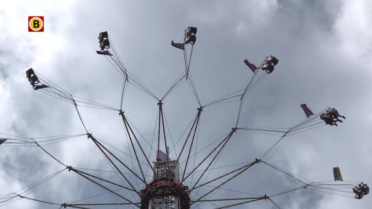 Zweefmolen Around the World XXL op Tilburgse kermis doet het weer: 'Ik heb m'n angst overwonnen'