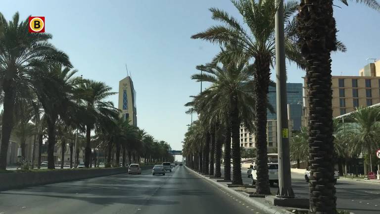 Bezoekers Dakar Rally in Saudi Arabië gaan smullen.