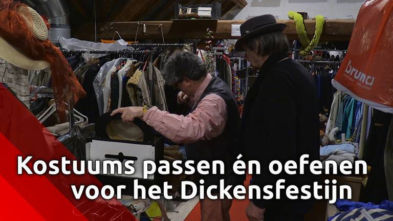 Kleding passen voor het Dickensfestijn én nog even oefenen voor je (straatschoffie) rol