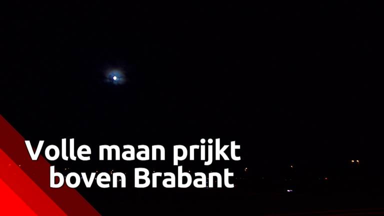 Bij een maansverduistering komt de aarde tussen de zon en de maan in te staan.