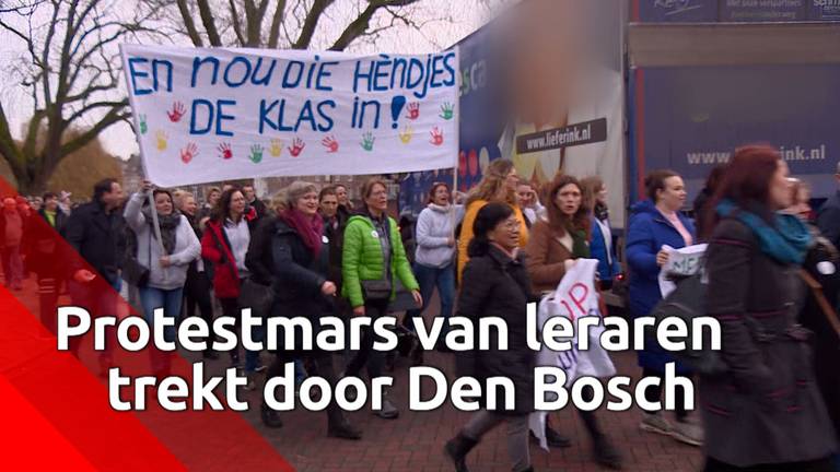 Protesterende leraren in optocht van station naar Parade in Den Bosch