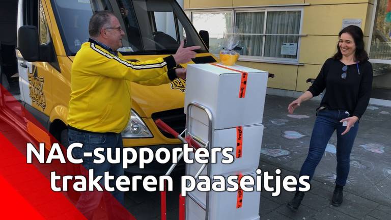 Supportersvereniging van NAC trakteert bewoners verpleeghuis op paaseitjes