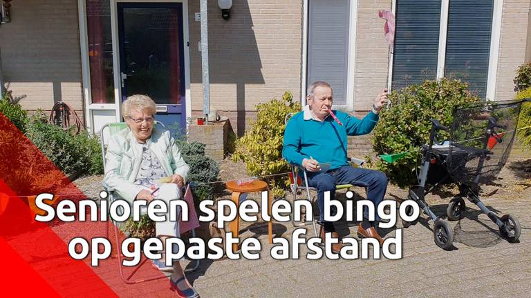 Senioren spelen een potje bingo in hun eigen hofje