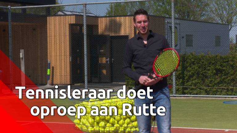 Tennisleraar Nûlleke Pluk legt uit hoe hij de maatregelen hanteert tijdens zijn lessen